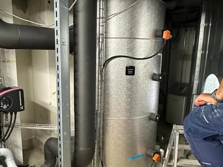 Local technique : ballon isolé de grande capacité, tuyauterie et armoire de régulation