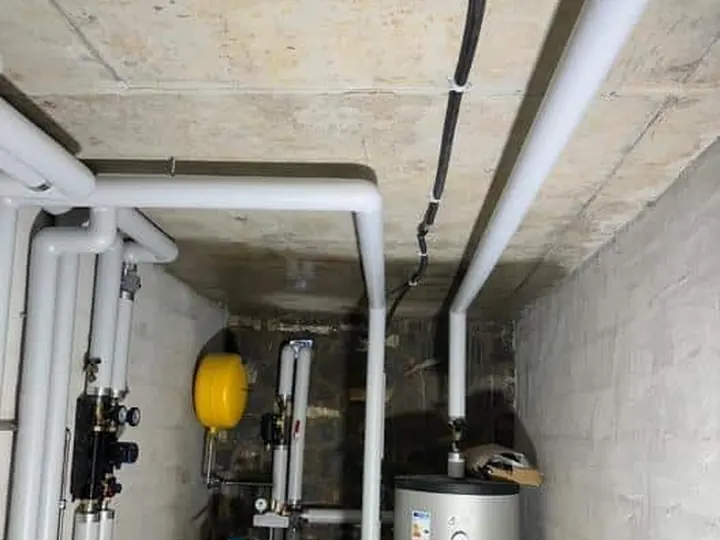 Local technique de maison : collecteur, vase d'expansion et ballon raccordés